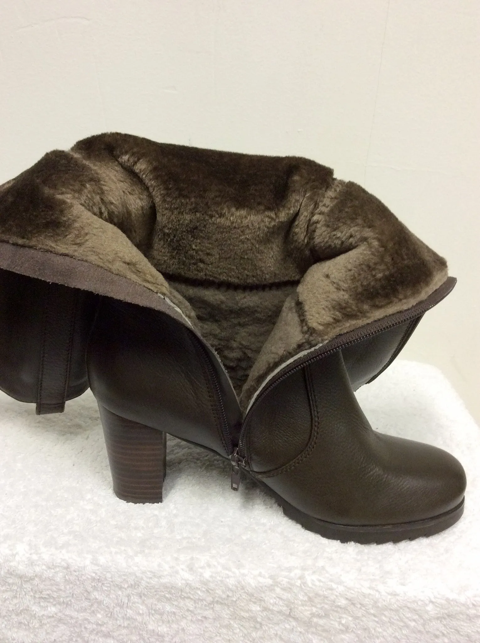 BRAND NEW NATURALIZER BROWN FUR LINED BOOTS SIZE 6.5/40